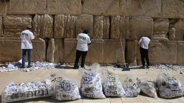 Ribuan Kertas Doa Dibersihkan dari Tembok Ratapan Jelang Hari Raya Yahudi