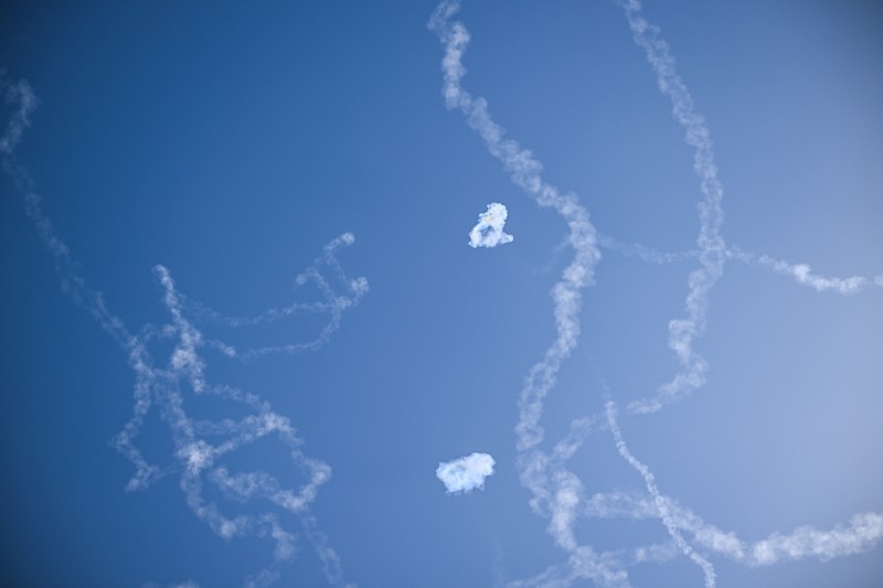 Rudal-rudal Iran melesat menuju Israel, di tengah konflik AS-Israel dengan Iran, seperti terlihat dari Hebron, di Tepi Barat yang diduduki Israel, 9 Maret 2026. (REUTERS/Mussa Qawasma)