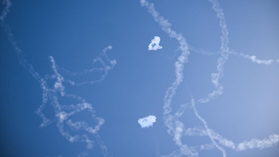 Rudal-rudal Iran melesat menuju Israel, di tengah konflik AS-Israel dengan Iran, seperti terlihat dari Hebron, di Tepi Barat yang diduduki Israel, 9 Maret 2026. (REUTERS/Mussa Qawasma)