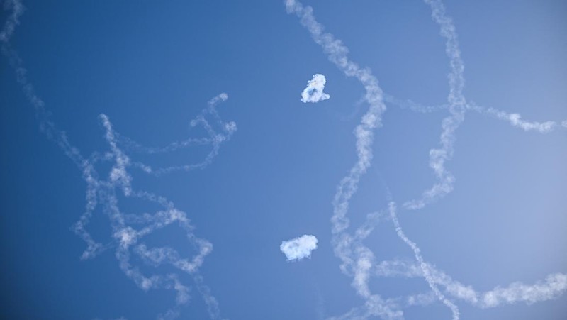 Rudal-rudal Iran melesat menuju Israel, di tengah konflik AS-Israel dengan Iran, seperti terlihat dari Hebron, di Tepi Barat yang diduduki Israel, 9 Maret 2026. (REUTERS/Mussa Qawasma)