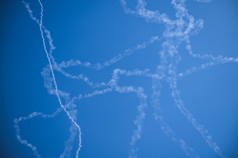 Rudal-rudal Iran melesat menuju Israel, di tengah konflik AS-Israel dengan Iran, seperti terlihat dari Hebron, di Tepi Barat yang diduduki Israel, 9 Maret 2026. (REUTERS/Mussa Qawasma)