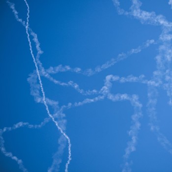 Penampakan Rudal Iran VS Israel Saling Serang di Langit Tel Aviv