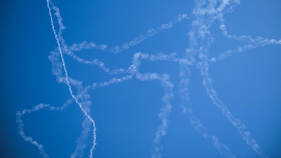 Rudal-rudal Iran melesat menuju Israel, di tengah konflik AS-Israel dengan Iran, seperti terlihat dari Hebron, di Tepi Barat yang diduduki Israel, 9 Maret 2026. (REUTERS/Mussa Qawasma)