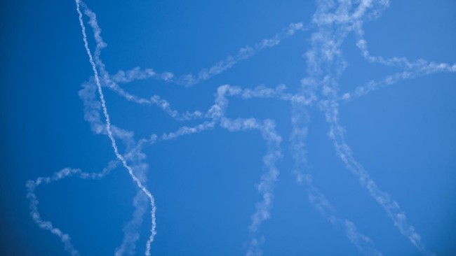 Penampakan Rudal Iran VS Israel Saling Serang di Langit Tel Aviv