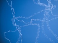 Penampakan Rudal Iran VS Israel Saling Serang di Langit Tel Aviv