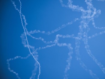 Penampakan Rudal Iran VS Israel Saling Serang di Langit Tel Aviv