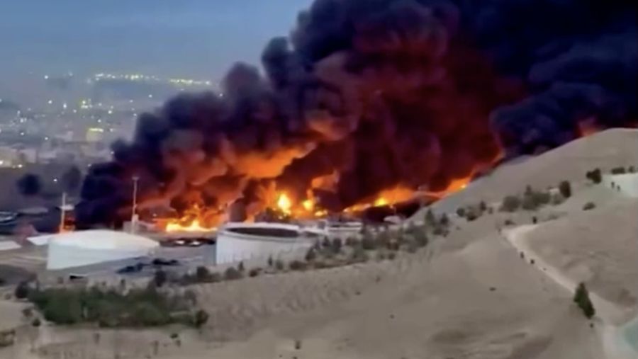 Kepulan asap hitam tebal terlihat membubung dari lokasi kebakaran hebat di depot minyak Tehran Shahran di ibu kota Iran, pada hari Minggu (8/3/2026). (Tangkapan Layar Video Reuters/SOCIAL MEDIA)
