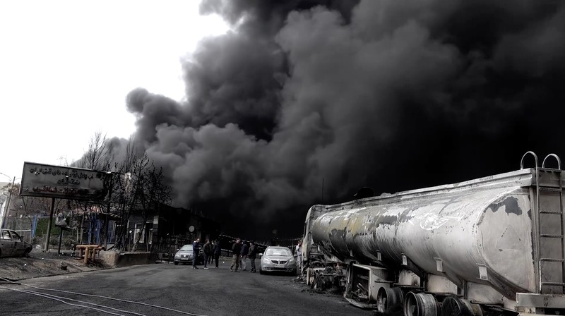 Kepulan asap hitam tebal terlihat membumbung dari depot minyak Sharan di Teheran pada Minggu (8/3) setelah Israel mengonfirmasi telah menyerang depot dan kilang bahan bakar di Iran sehari sebelumnya. (Tangkapan Layar Video Reutes/WANA)