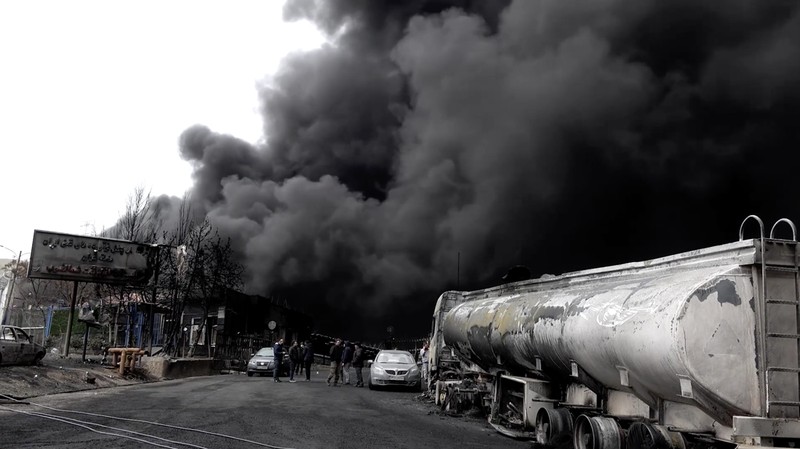 Kepulan asap hitam tebal terlihat membumbung dari depot minyak Sharan di Teheran pada Minggu (8/3) setelah Israel mengonfirmasi telah menyerang depot dan kilang bahan bakar di Iran sehari sebelumnya. (Tangkapan Layar Video Reutes/WANA)