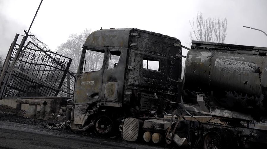 Kepulan asap hitam tebal terlihat membumbung dari depot minyak Sharan di Teheran pada Minggu (8/3) setelah Israel mengonfirmasi telah menyerang depot dan kilang bahan bakar di Iran sehari sebelumnya. (Tangkapan Layar Video Reutes/WANA)