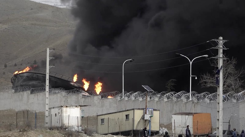 Kepulan asap hitam tebal terlihat membumbung dari depot minyak Sharan di Teheran pada Minggu (8/3) setelah Israel mengonfirmasi telah menyerang depot dan kilang bahan bakar di Iran sehari sebelumnya. (Tangkapan Layar Video Reutes/WANA)
