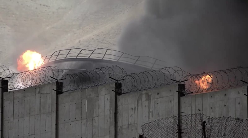 Kepulan asap hitam tebal terlihat membumbung dari depot minyak Sharan di Teheran pada Minggu (8/3) setelah Israel mengonfirmasi telah menyerang depot dan kilang bahan bakar di Iran sehari sebelumnya. (Tangkapan Layar Video Reutes/WANA)