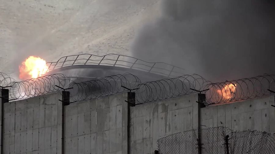 Kepulan asap hitam tebal terlihat membumbung dari depot minyak Sharan di Teheran pada Minggu (8/3) setelah Israel mengonfirmasi telah menyerang depot dan kilang bahan bakar di Iran sehari sebelumnya. (Tangkapan Layar Video Reutes/WANA)