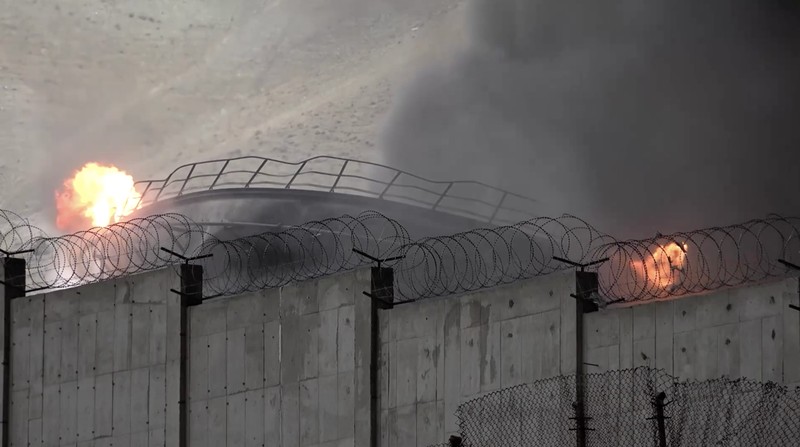 Kepulan asap hitam tebal terlihat membumbung dari depot minyak Sharan di Teheran pada Minggu (8/3) setelah Israel mengonfirmasi telah menyerang depot dan kilang bahan bakar di Iran sehari sebelumnya. (Tangkapan Layar Video Reutes/WANA)