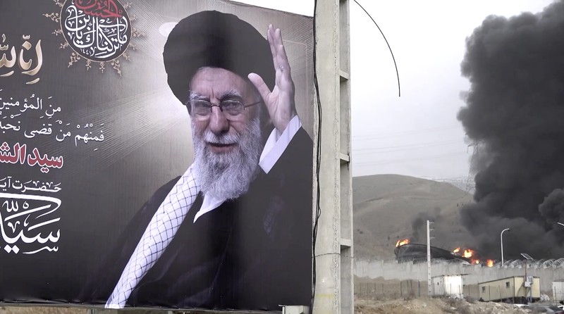 Kepulan asap hitam tebal terlihat membumbung dari depot minyak Sharan di Teheran pada Minggu (8/3) setelah Israel mengonfirmasi telah menyerang depot dan kilang bahan bakar di Iran sehari sebelumnya. (Tangkapan Layar Video Reutes/WANA)