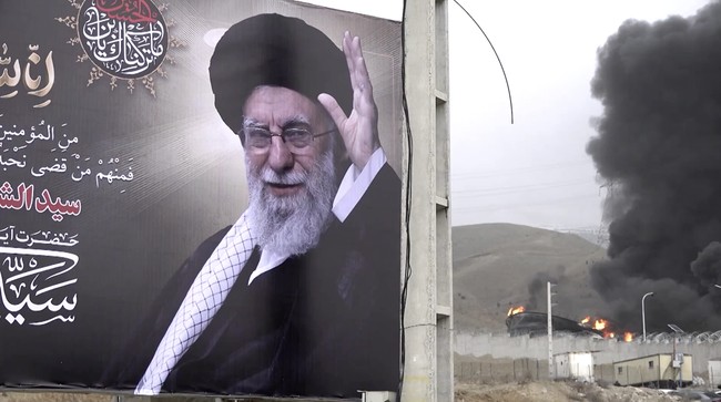 Potret Israel Bombardir Depot BBM Iran, Asap Hitam Selimuti Teheran