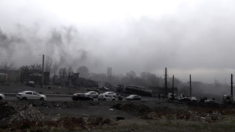 Kepulan asap hitam tebal terlihat membumbung dari depot minyak Sharan di Teheran pada Minggu (8/3) setelah Israel mengonfirmasi telah menyerang depot dan kilang bahan bakar di Iran sehari sebelumnya. (Tangkapan Layar Video Reutes/WANA)