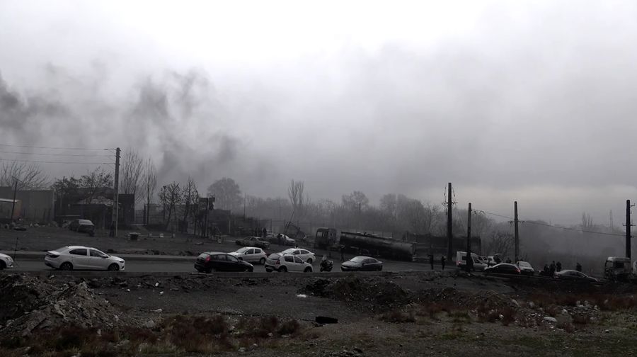 Kepulan asap hitam tebal terlihat membumbung dari depot minyak Sharan di Teheran pada Minggu (8/3) setelah Israel mengonfirmasi telah menyerang depot dan kilang bahan bakar di Iran sehari sebelumnya. (Tangkapan Layar Video Reutes/WANA)