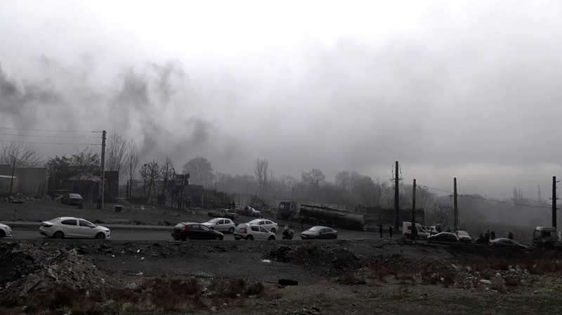 Kepulan asap hitam tebal terlihat membumbung dari depot minyak Sharan di Teheran pada Minggu (8/3) setelah Israel mengonfirmasi telah menyerang depot dan kilang bahan bakar di Iran sehari sebelumnya. (Tangkapan Layar Video Reutes/WANA)