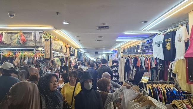 Pengunjung Pasar Senen Meledak, Buru Baju Bekas Branded Buat Lebaran
