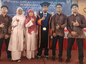 Kisah Dosen Universitas Jambi, Dulu Penyadap Karet Kini Jadi Guru Besar