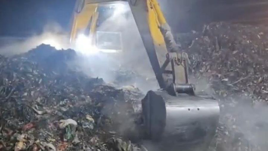 Longsor gunungan sampah setinggi 50 meter di Zona IV TPST Bantar Gebang, Bekasi, Minggu, (8/3/2026). (Dok. Kemenlh)