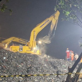 Detik-Detik Pencarian Korban Longsor Gunungan Sampah Bantar Gebang
