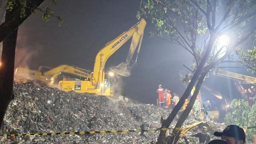 Longsor gunungan sampah setinggi 50 meter di Zona IV TPST Bantar Gebang, Bekasi, Minggu, (8/3/2026). (Dok. Kemenlh)