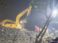 Detik-Detik Pencarian Korban Longsor Gunungan Sampah Bantar Gebang