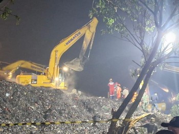 Detik-Detik Pencarian Korban Longsor Gunungan Sampah Bantar Gebang