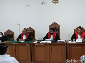 Majelis Hakim Nyatakan Perkara Alex Noerdin Gugur Usai Terdakwa Meninggal