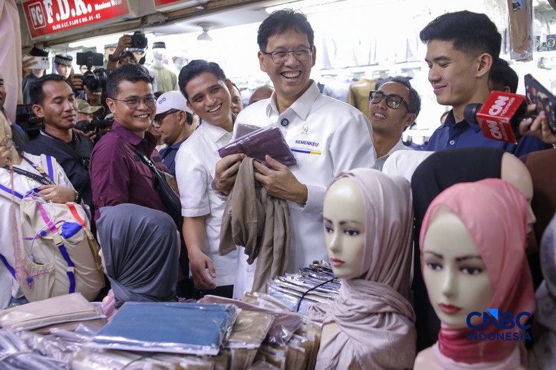 Menteri Keuangan, Purbaya Yudhi Sadewa saat meninjau Blok A Pasar Tanah Abang, Jakarta, Senin (9/3/2026). (CNBC Indonesia/Faisal Rahman)