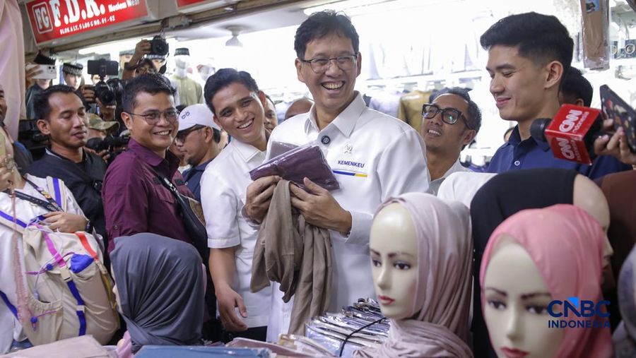 Menteri Keuangan, Purbaya Yudhi Sadewa saat meninjau Blok A Pasar Tanah Abang, Jakarta, Senin (9/3/2026). (CNBC Indonesia/Faisal Rahman)