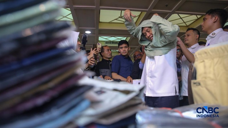 Menteri Keuangan, Purbaya Yudhi Sadewa saat meninjau Blok A Pasar Tanah Abang, Jakarta, Senin (9/3/2026). (CNBC Indonesia/Faisal Rahman)