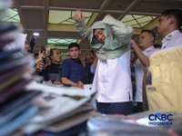 Purbaya Pamer Baju Lebaran Rp125.000, Beli-Nawar di Pasar Tanah Abang