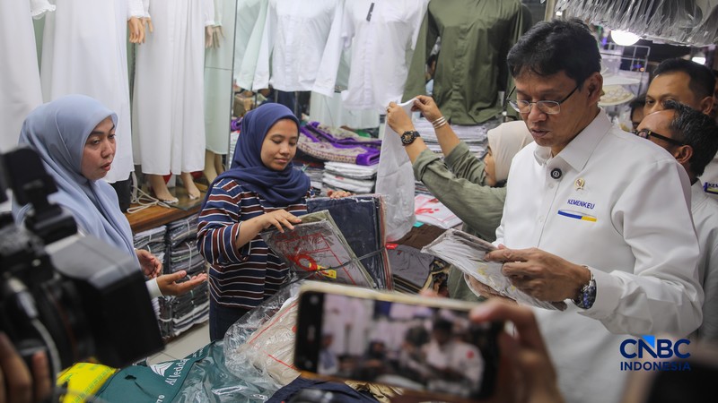 Menteri Keuangan, Purbaya Yudhi Sadewa saat meninjau Blok A Pasar Tanah Abang, Jakarta, Senin (9/3/2026). (CNBC Indonesia/Faisal Rahman)
