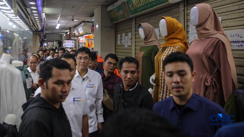 Menteri Keuangan, Purbaya Yudhi Sadewa saat meninjau Blok A Pasar Tanah Abang, Jakarta, Senin (9/3/2026). (CNBC Indonesia/Faisal Rahman)