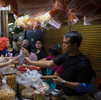 Lebaran Segera Datang, Potret Warga Serbu Kue Kering Pasar Jatinegara