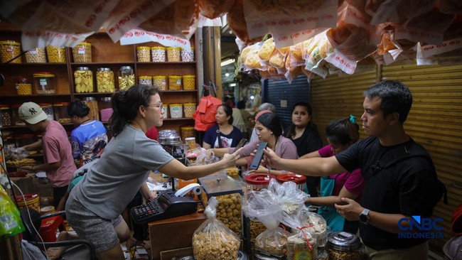 Lebaran Segera Datang, Potret Warga Serbu Kue Kering Pasar Jatinegara