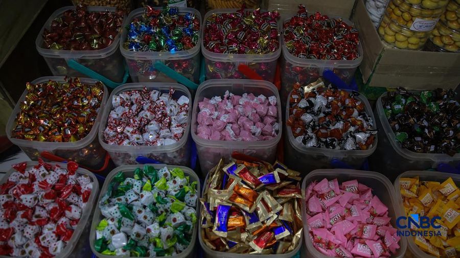 Pedagang kue kering dan kue lebaran melayani pembeli yang dijual di Pasar Jatinegara, Jakarta, Senin (9/3/2026). (CNBC Indonesia/Faisal Rahman)