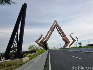 Ornamen Gunungan dan Tiang Lampu Jembatan Kabanaran Rusak