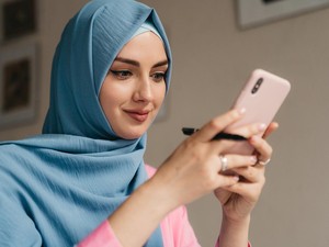 Bolehkah Perempuan Haid Membaca Al-Quran di HP? Ini Penjelasannya
