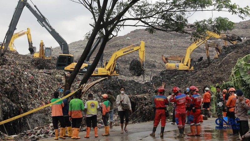Petugas mengoperasikan alat berat saat melakukan pencarian korban longsor gunungan sampah di Tempat Pengolahan Sampah Terpadu (TPST) Bantargebang, Bekasi, Jawa Barat, Senin (9/3/2026). (CNBC Indonesia/Muhammad Sabki)