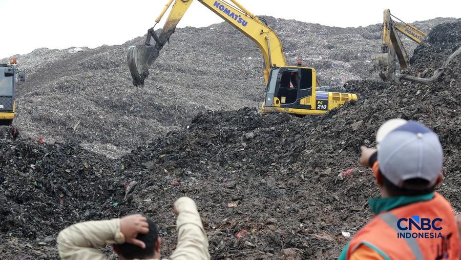 Petugas mengoperasikan alat berat saat melakukan pencarian korban longsor gunungan sampah di Tempat Pengolahan Sampah Terpadu (TPST) Bantargebang, Bekasi, Jawa Barat, Senin (9/3/2026). (CNBC Indonesia/Muhammad Sabki)