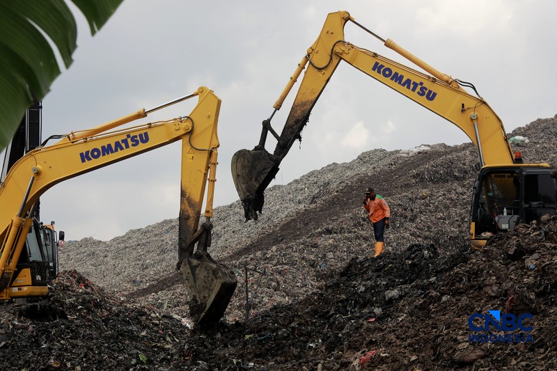 Petugas mengoperasikan alat berat saat melakukan pencarian korban longsor gunungan sampah di Tempat Pengolahan Sampah Terpadu (TPST) Bantargebang, Bekasi, Jawa Barat, Senin (9/3/2026). (CNBC Indonesia/Muhammad Sabki)