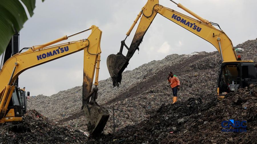 Petugas mengoperasikan alat berat saat melakukan pencarian korban longsor gunungan sampah di Tempat Pengolahan Sampah Terpadu (TPST) Bantargebang, Bekasi, Jawa Barat, Senin (9/3/2026). (CNBC Indonesia/Muhammad Sabki)