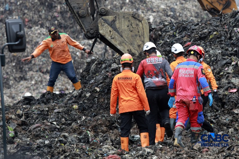 Petugas mengoperasikan alat berat saat melakukan pencarian korban longsor gunungan sampah di Tempat Pengolahan Sampah Terpadu (TPST) Bantargebang, Bekasi, Jawa Barat, Senin (9/3/2026). (CNBC Indonesia/Muhammad Sabki)