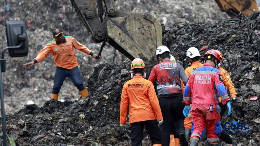 Petugas mengoperasikan alat berat saat melakukan pencarian korban longsor gunungan sampah di Tempat Pengolahan Sampah Terpadu (TPST) Bantargebang, Bekasi, Jawa Barat, Senin (9/3/2026). (CNBC Indonesia/Muhammad Sabki)