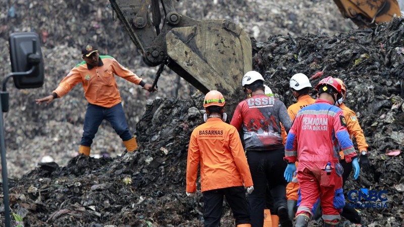Petugas mengoperasikan alat berat saat melakukan pencarian korban longsor gunungan sampah di Tempat Pengolahan Sampah Terpadu (TPST) Bantargebang, Bekasi, Jawa Barat, Senin (9/3/2026). (CNBC Indonesia/Muhammad Sabki)