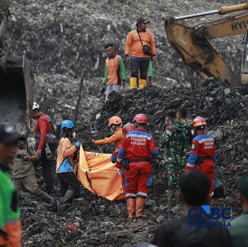 Penampakan Petugas Berjibaku Cari Korban Longsor Sampah Bantar Gebang